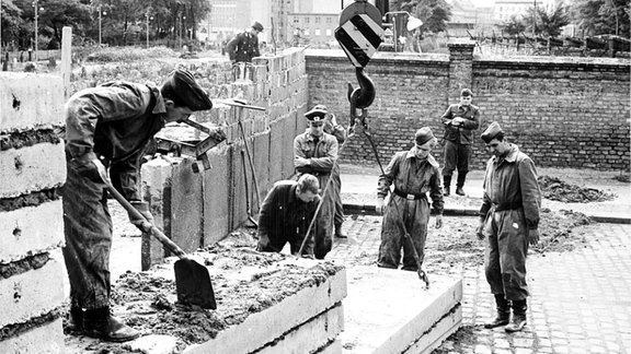 Mauerbau 1961 in Berlin, Bautrupps bei der Arbeit.
